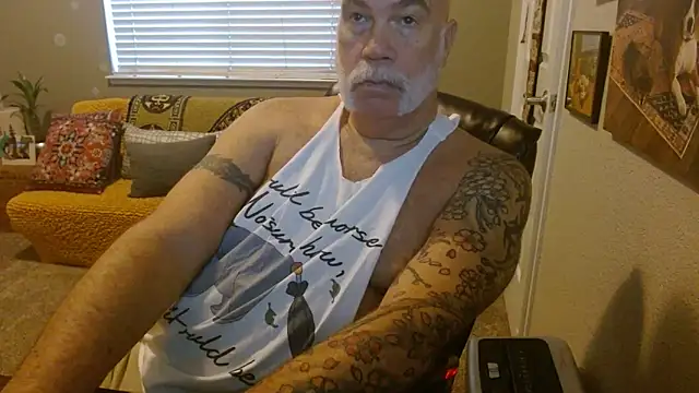 musclebearnips online show from 10/18/25, 04:19