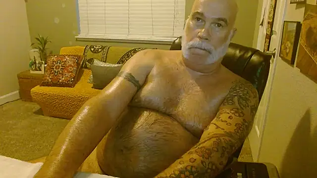 musclebearnips online show from 10/28/25, 01:20