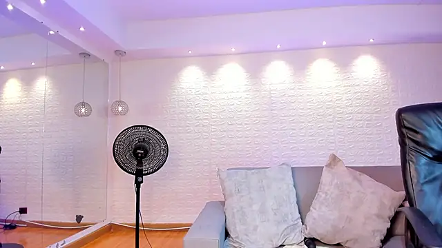 victoria mooree online show from 02/03/25, 06:39