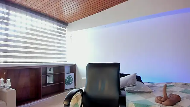 victoria mooree online show from 04/29/26, 04:00