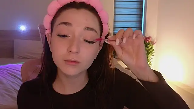 YasmineWest online show from 05/17/26, 07:06