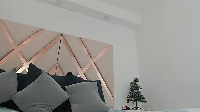 Snapshot of emma_castilloo chatting on 12/15/25, 11:09 emma castilloo online show from 12/15/25, 11:09