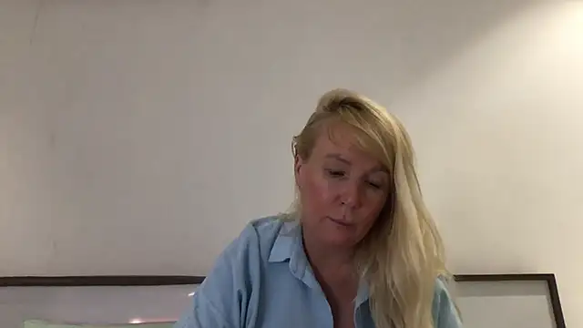 EmmaInLove23 online show from 02/11/25, 11:43