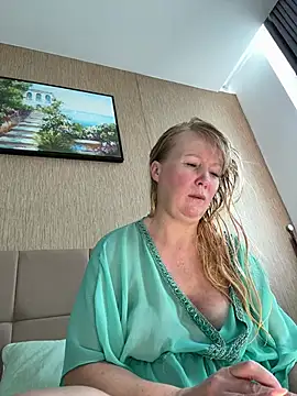 EmmaInLove23 online show from 06/24/26, 12:20