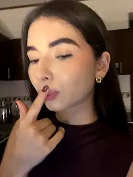 Snapshot of Coralinee_01 chatting on 11/26/25, 12:44 Coralinee 01 online show from 11/26/25, 12:44