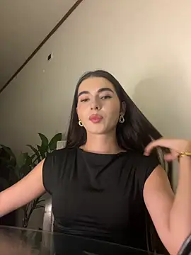 Snapshot of Coralinee_01 chatting on 12/22/25, 01:24 Coralinee 01 online show from 12/22/25, 01:24