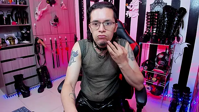 Snapshot of daven56 chatting on 02/18/25, 01:33 daven56 online show from 02/18/25, 01:33