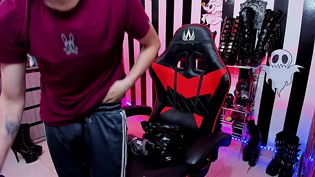 Snapshot of daven56 chatting on 03/21/25, 01:12 daven56 online show from 03/21/25, 01:12