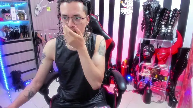 Snapshot of daven56 chatting on 10/06/25, 01:30 daven56 online show from 10/06/25, 01:30