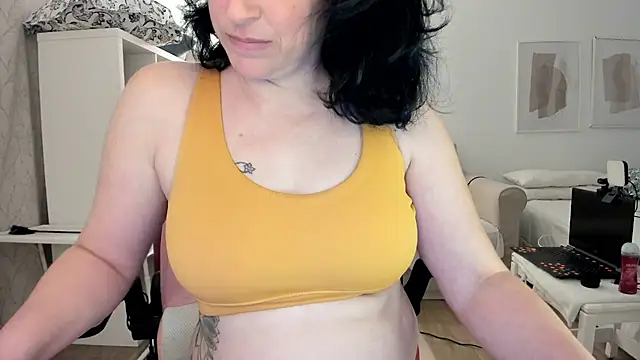 emmita69  online show from 03/06/25, 07:10