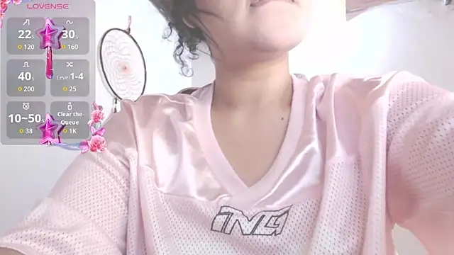 Snapshot of Amara18_ chatting on 11/25/25, 02:17 Amara18 online show from 11/25/25, 02:17