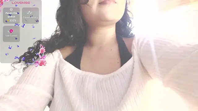 Snapshot of Amara18_ chatting on 12/18/25, 02:28 Amara18 online show from 12/18/25, 02:28