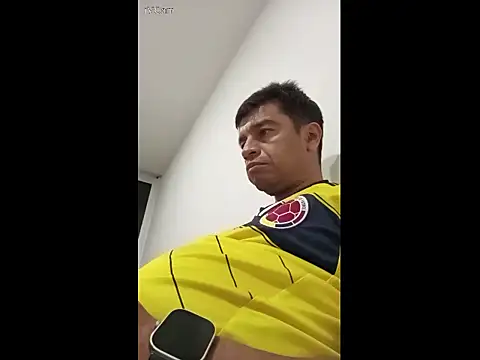 Snapshot of perxxxeo_ chatting on 10/06/25, 12:19 perxxxeo  online show from 10/06/25, 12:19