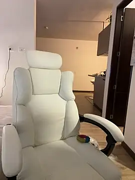 Snapshot of PetitLumiere chatting on 02/28/25, 01:26 PetitLumiere online show from 02/28/25, 01:26