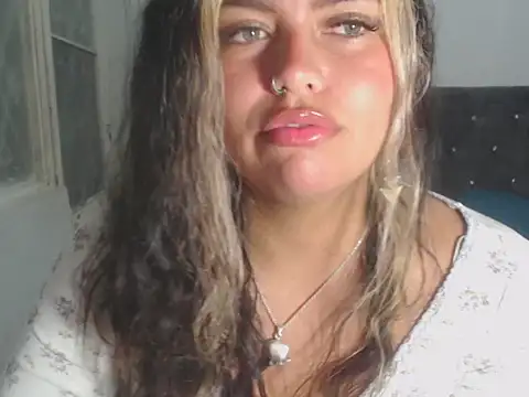 Snapshot of sweetkitty_16 chatting on 09/20/25, 04:35 sweetkitty 16 online show from 09/20/25, 04:35