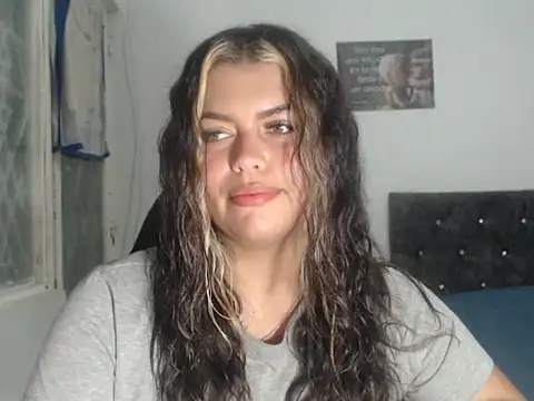 Snapshot of sweetkitty_16 chatting on 09/24/25, 03:54 sweetkitty 16 online show from 09/24/25, 03:54