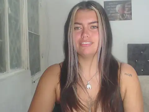 Snapshot of sweetkitty_16 chatting on 10/18/25, 03:42 sweetkitty 16 online show from 10/18/25, 03:42