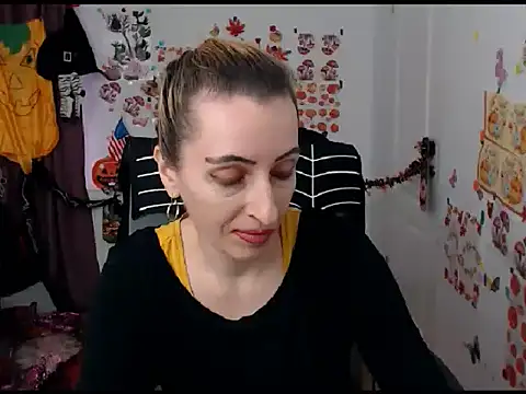 Snapshot of EvelynAngell chatting on 10/14/25, 09:32 EvelynAngell online show from 10/14/25, 09:32