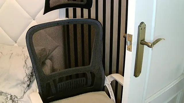 xxNoeliaxx online show from 12/04/25, 08:01