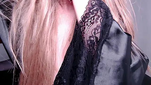 Snapshot of caarlywhitee chatting on 03/21/26, 10:02 caarlywhitee online show from 03/21/26, 10:02