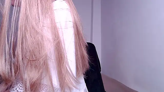 Snapshot of caarlywhitee chatting on 04/19/26, 12:11 caarlywhitee online show from 04/19/26, 12:11