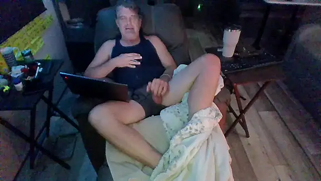 Snapshot of lateniter chatting on 10/30/25, 12:06 lateniter online show from 10/30/25, 12:06