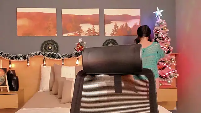 LiliJones  online show from 12/13/24, 05:00