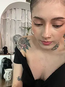 Snapshot of LiliJones_ chatting on 04/17/26, 02:31 LiliJones online show from 04/17/26, 02:31