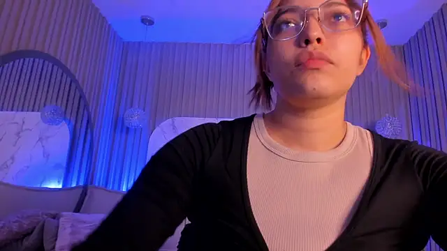 Snapshot of Dollar-girl chatting on 05/16/26, 10:47 Dollar-girl online show from 05/16/26, 10:47