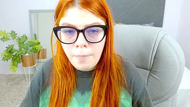 Snapshot of lucie_nicolls chatting on 12/12/24, 08:10 lucie nicolls online show from 12/12/24, 08:10