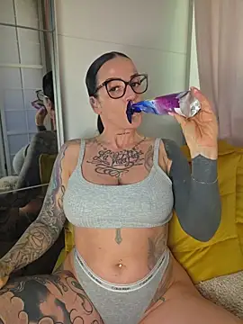 EmilyDiazofficial online show from 06/24/26, 07:51