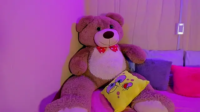 moll1e  online show from 12/04/25, 09:01