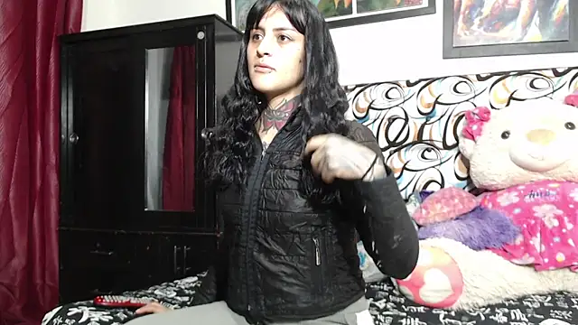 Snapshot of emma_onassis_17 chatting on 09/11/25, 01:17 emma onassis 17 online show from 09/11/25, 01:17