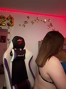 Snapshot of Jullieetta chatting on 02/06/25, 12:43 Jullieetta online show from 02/06/25, 12:43