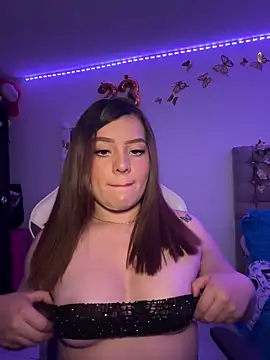 Snapshot of Jullieetta chatting on 02/08/25, 12:17 Jullieetta online show from 02/08/25, 12:17