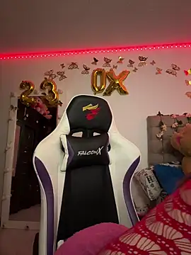 Snapshot of Jullieetta chatting on 03/05/25, 12:16 Jullieetta online show from 03/05/25, 12:16