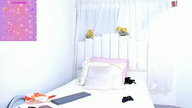 Snapshot of RoxannaBlanche chatting on 09/18/25, 12:07 RoxannaBlanche online show from 09/18/25, 12:07
