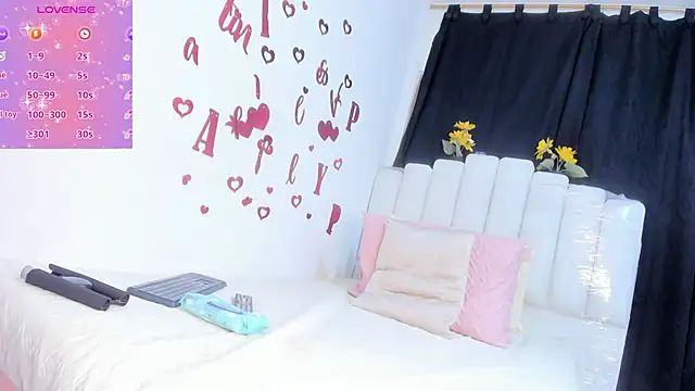 Snapshot of RoxannaBlanche chatting on 04/30/26, 11:05 RoxannaBlanche online show from 04/30/26, 11:05