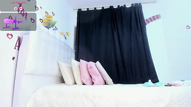 Snapshot of RoxannaBlanche chatting on 06/22/26, 11:07 RoxannaBlanche online show from 06/22/26, 11:07