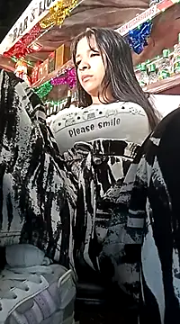 Snapshot of VivienAndClark chatting on 12/19/24, 07:51 VivienAndClark online show from 12/19/24, 07:51