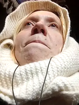 Snapshot of LeraSweet chatting on 12/15/25, 04:55 LeraSweet online show from 12/15/25, 04:55