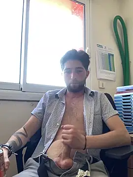 Snapshot of GuillaumebeauZizi chatting on 04/25/26, 02:58 GuillaumebeauZizi online show from 04/25/26, 02:58