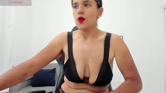 natalia curvy1 online show from 04/23/26, 05:48