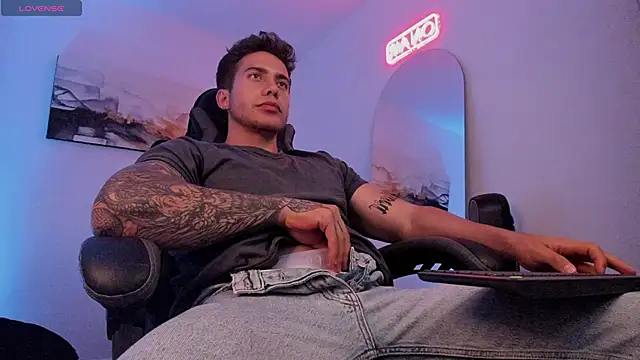 Snapshot of LucianSinclair chatting on 01/17/25, 03:12 LucianSinclair online show from 01/17/25, 03:12