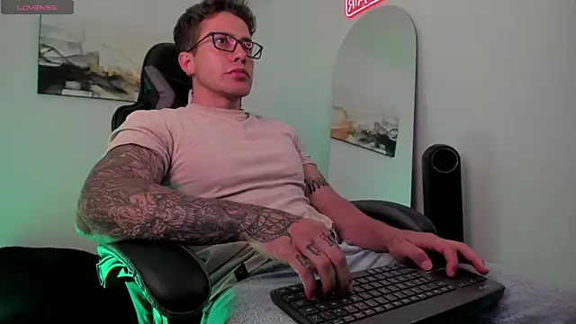 Snapshot of LucianSinclair chatting on 01/24/25, 12:42 LucianSinclair online show from 01/24/25, 12:42