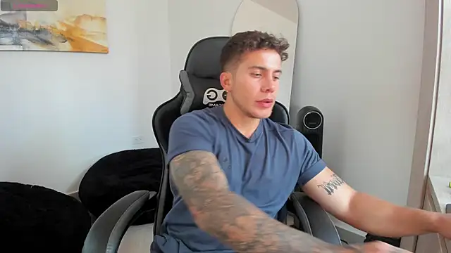 Snapshot of LucianSinclair chatting on 01/25/25, 09:35 LucianSinclair online show from 01/25/25, 09:35