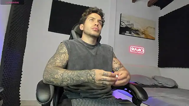 Snapshot of LucianSinclair chatting on 11/06/25, 01:28 LucianSinclair online show from 11/06/25, 01:28