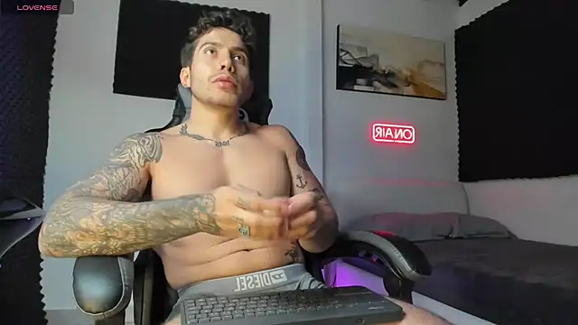 Snapshot of LucianSinclair chatting on 11/12/25, 01:39 LucianSinclair online show from 11/12/25, 01:39