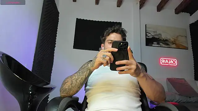 Snapshot of LucianSinclair chatting on 11/13/25, 03:38 LucianSinclair online show from 11/13/25, 03:38