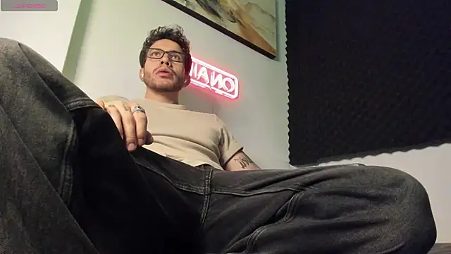 Snapshot of LucianSinclair chatting on 11/25/25, 03:39 LucianSinclair online show from 11/25/25, 03:39